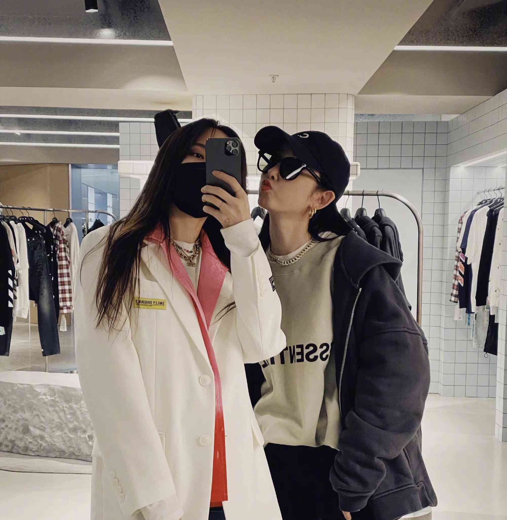 和小姐妹逛街必不可少的环节就是一起自拍,自拍的方式多种多样,除了贴