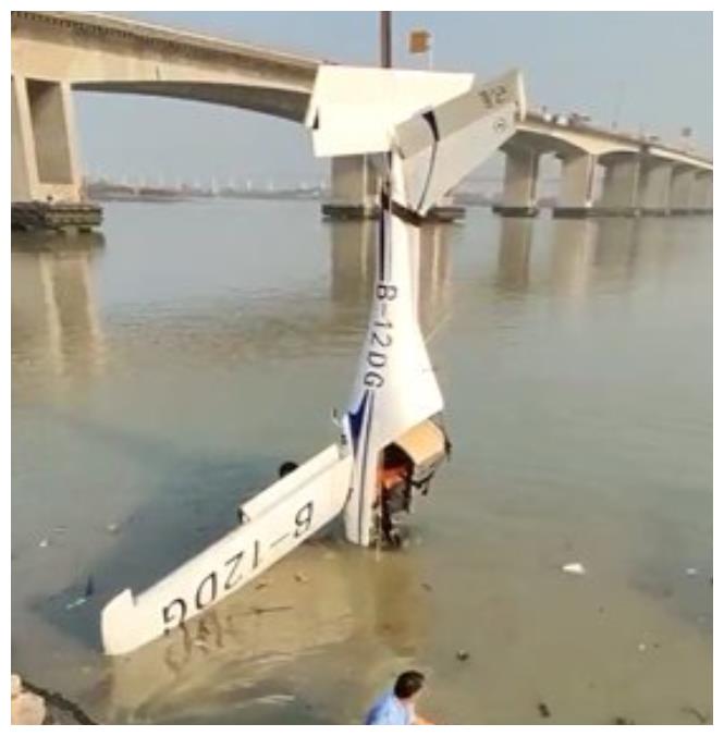 广东中山发生坠机事故，一小型飞机坠河，现场曝光！休闲区蓝鸢梦想 - Www.slyday.coM