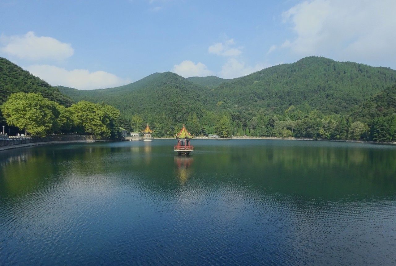 芦林湖位于江西省九江市庐山区芦林盆地,故又称东湖