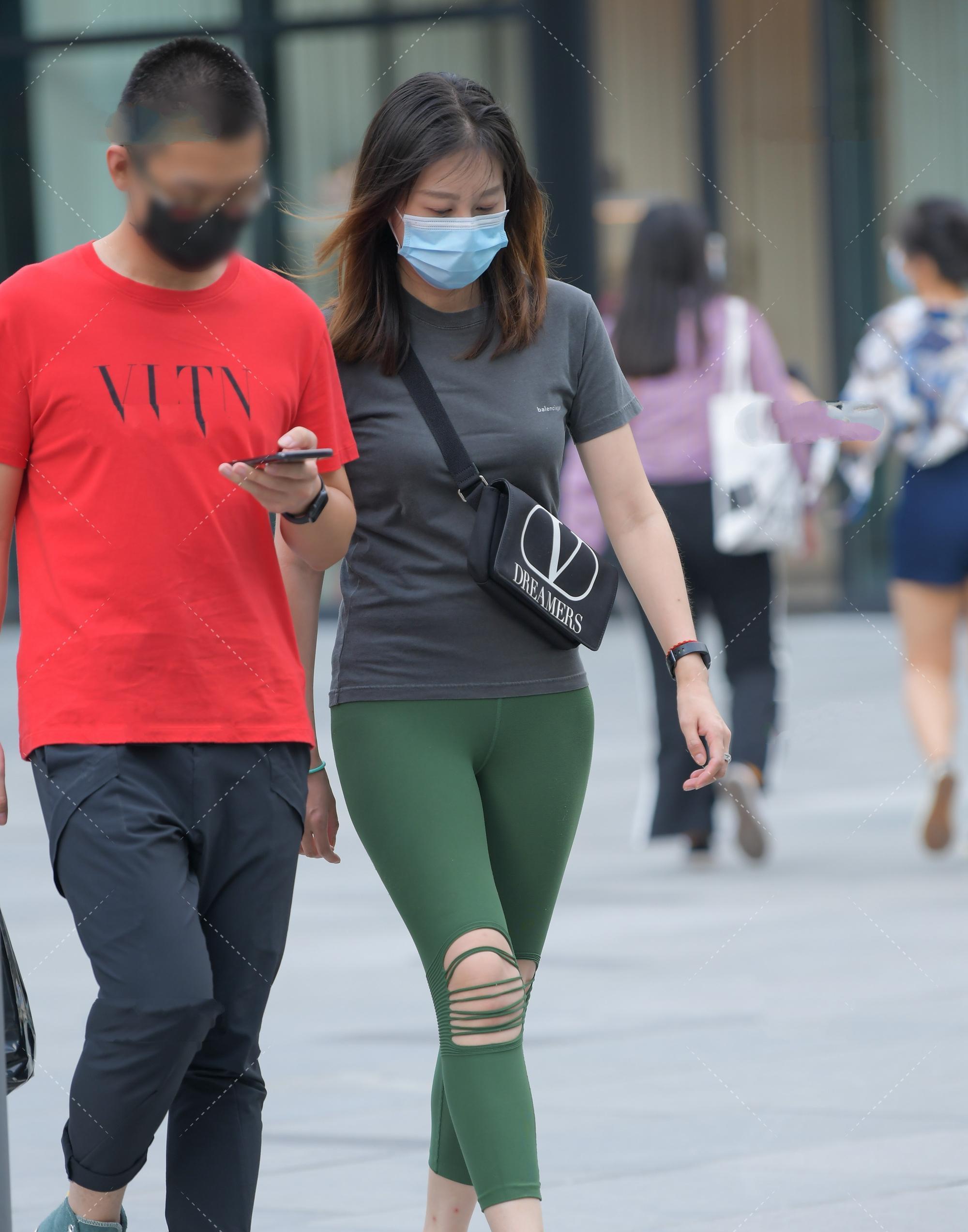 紧身破洞裤搭配运动短袖,时尚个性,清爽活泼