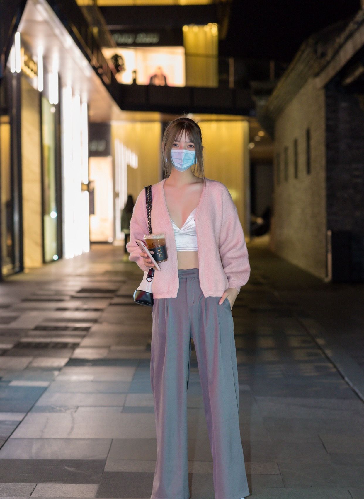 时尚街拍:宽松西裤搭配经典贝壳头,粉红外套有一种小仙女的气质