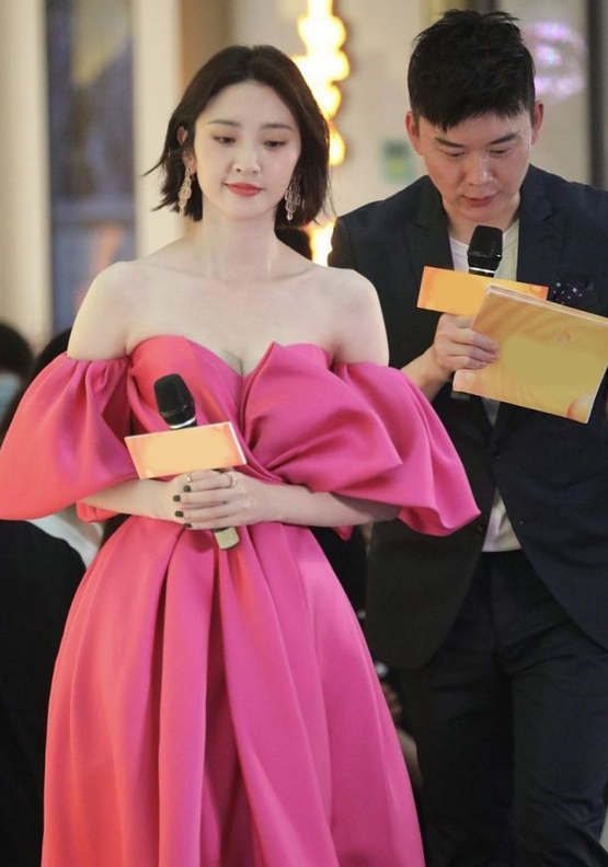 唐艺昕生娃后更丰满,穿抹胸裙虽骨感却很有料,张若昀真捡到宝了