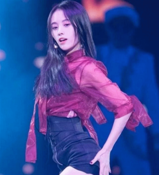 鞠婧祎堪称"妖精身材",穿超短裤抖胯的那一刻,真服了这腿!