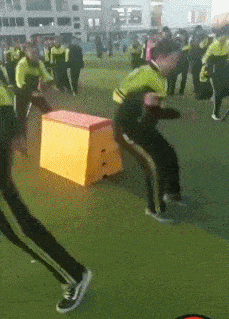 作为一个成年人,让你从他们中二选一,你会怎么选?哈哈哈很现实休闲区蓝鸢梦想 - Www.slyday.coM 作为一个成年人,让你从他们中二选一,你会怎么选?哈哈哈很现实休闲区蓝鸢梦想 - Www.slyday.coM