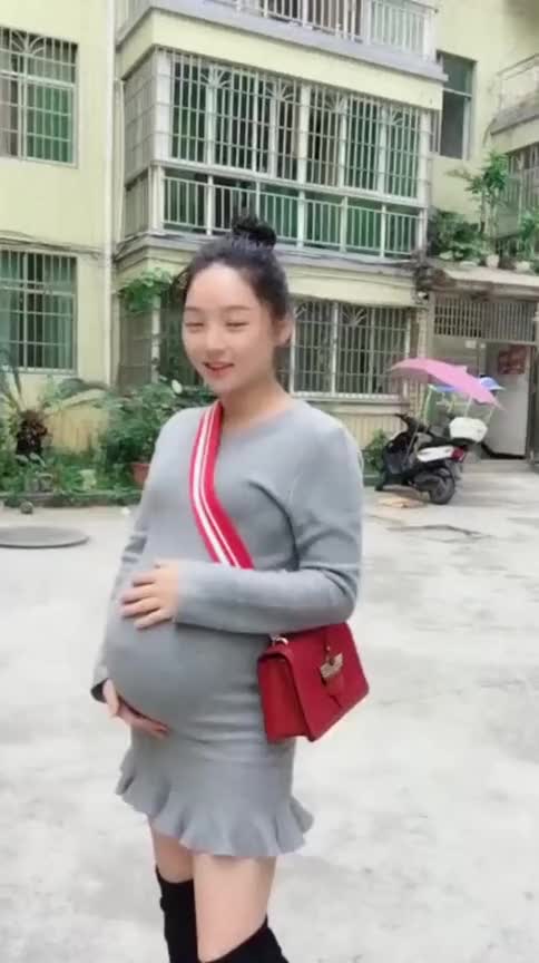 美女孕妇闲不住肚子那么大还敢跳舞看起来真可爱