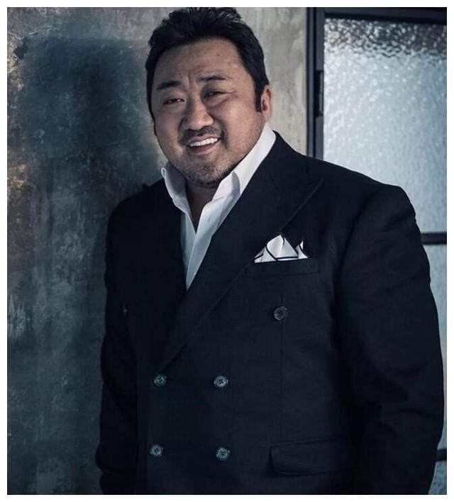 很多人都喜欢马东锡大叔的肌肉感尤其是穿西装的造型酷呆了很