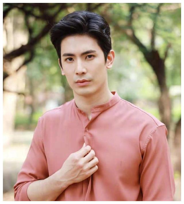 它的男女主演分别是颂恩·宋帕山和婉娜拉·宋提查,二人都是泰国小有