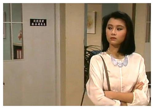 她当年同样在内地人气很旺,她和陈之财合作的《烈焰焚情》,《法网情天