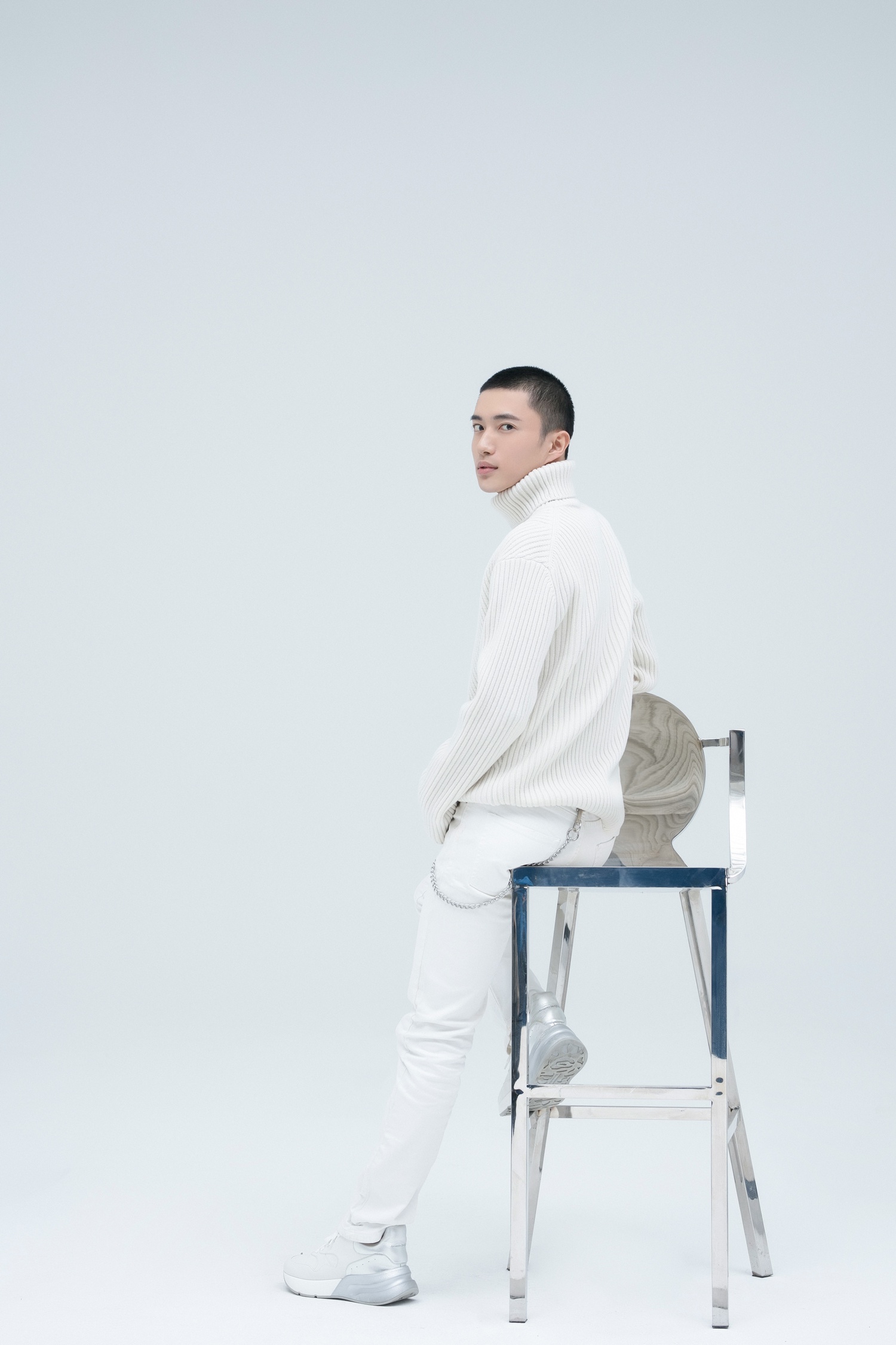 张博涵平头造型清爽有型 纯白毛衣展现阳光气息