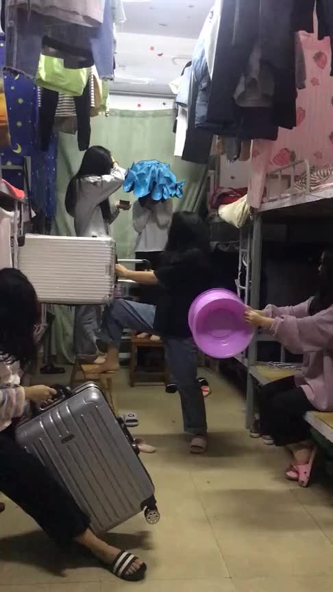 见识一下女生宿舍放假前一天晚上太嗨了没想到会这样庆祝