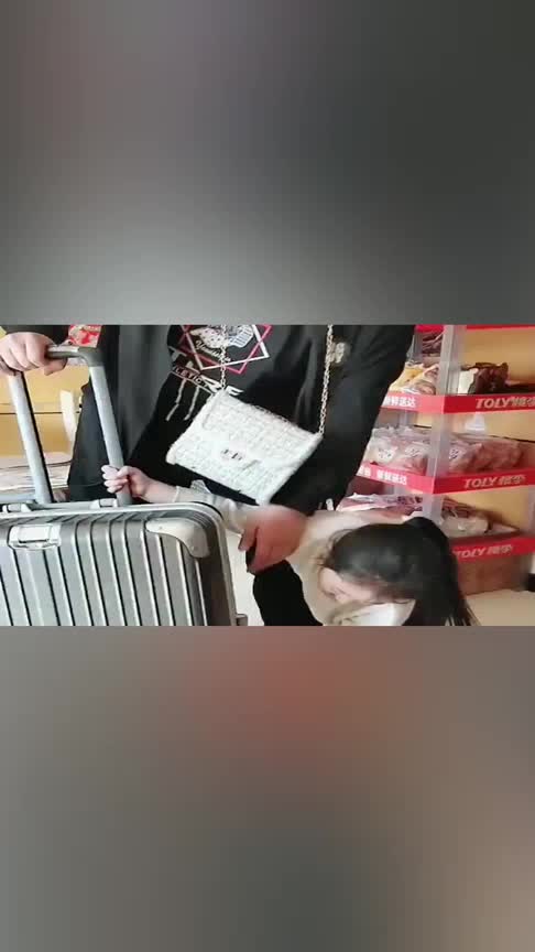 妹妹为了能跟哥哥一起走钻进哥哥的行李箱这也是够拼的了