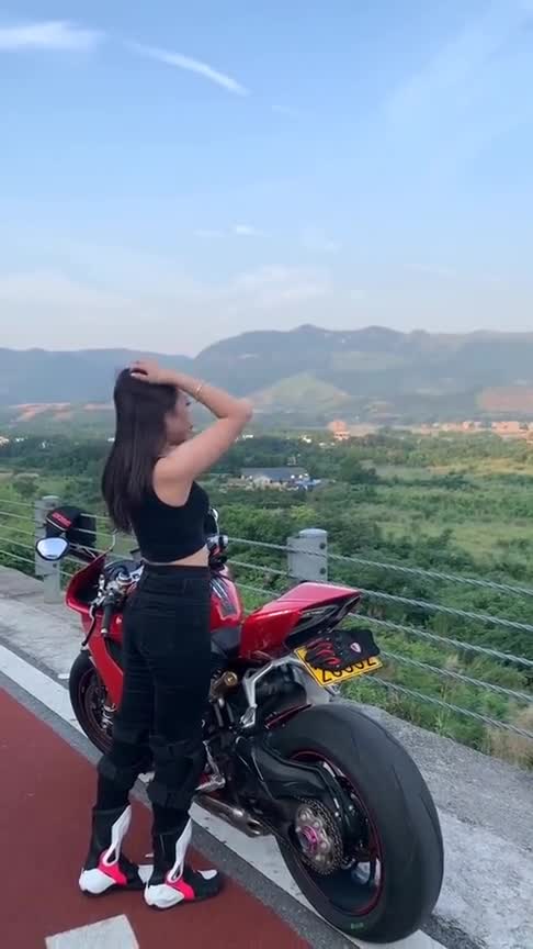 好霸气的美女骑士看完她的摩托车不敢和她说话了