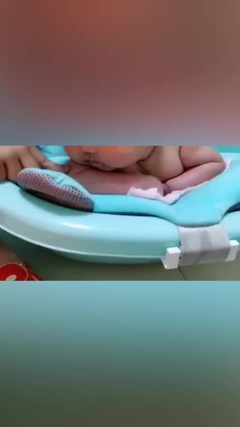 哥哥给小宝宝洗澡,宝宝光着屁股趴在那里,这表情好萌啊!_手机新浪网