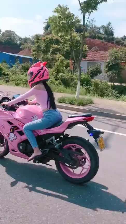 遇到一位骑机车的小姐姐人美车也美满满的粉红少女心
