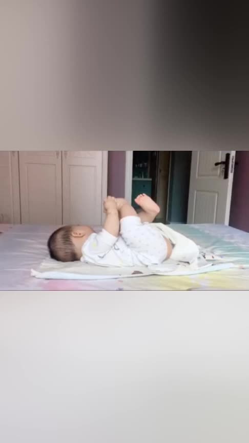 小宝宝这是有多无聊啊躺在床上啃起小脚丫这得多好吃啊
