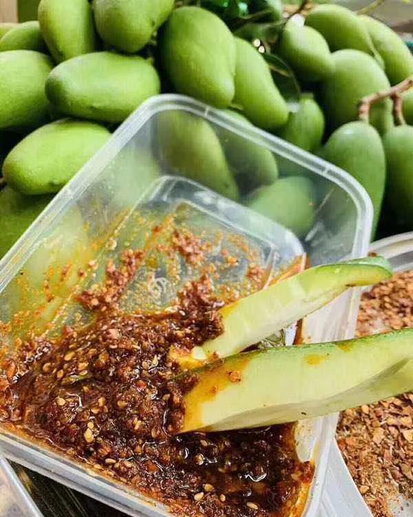 芒果蘸辣椒面加糖和酱油你吃过吗