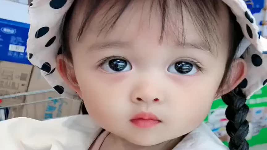 水灵灵的大眼睛,肉嘟嘟的小脸,好可爱,真想偷偷亲一口