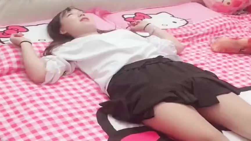 老公和媳妇吵架了,媳妇竟然躺在床上不起来,这调皮媳妇太逗了!