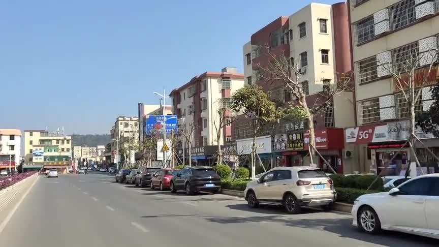 坐着摩托车看珠海市南水镇