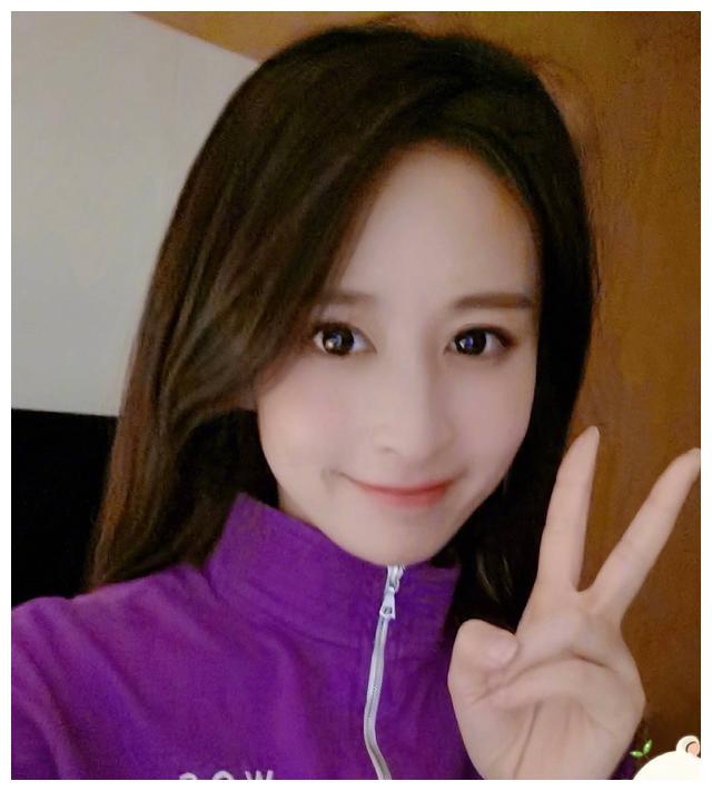 颖儿晒女儿小月亮的圣诞装扮小家伙脸颊肉嘟嘟脸型如复制粘贴