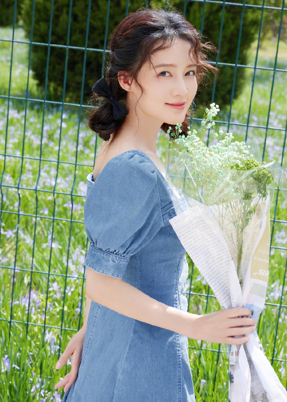 李沁晒少女写真疑回应"变脸风波",行程被扒,粉丝请工作室告黑