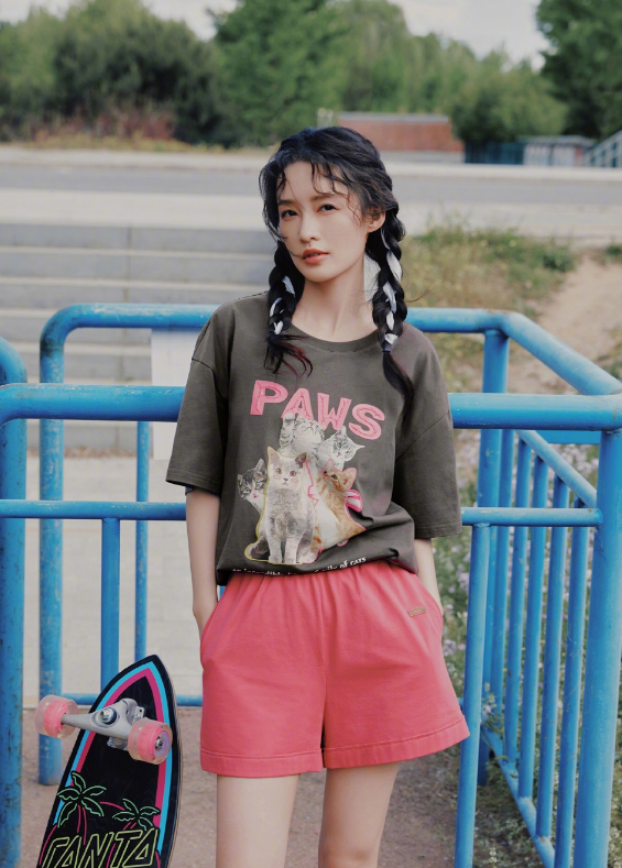 李沁晒少女写真疑回应"变脸风波",行程被扒,粉丝请工作室告黑