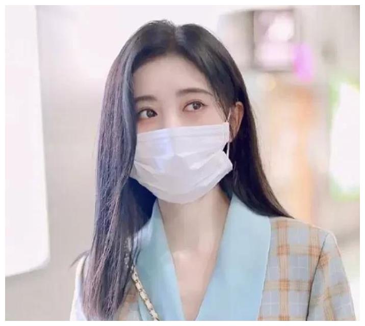 鞠婧祎戴口罩尺寸不合适为了显脸小故意戴五条褶大口罩