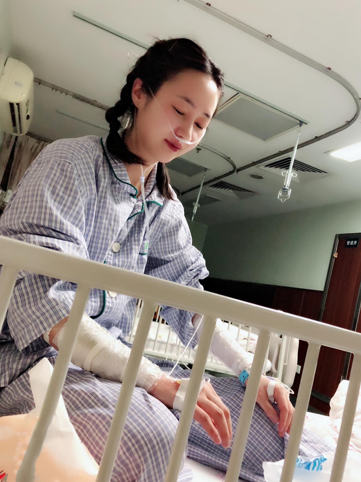 没办法,医生给安排了充分的防护措施后,溪溪由家人陪着,戴着氧气罩回