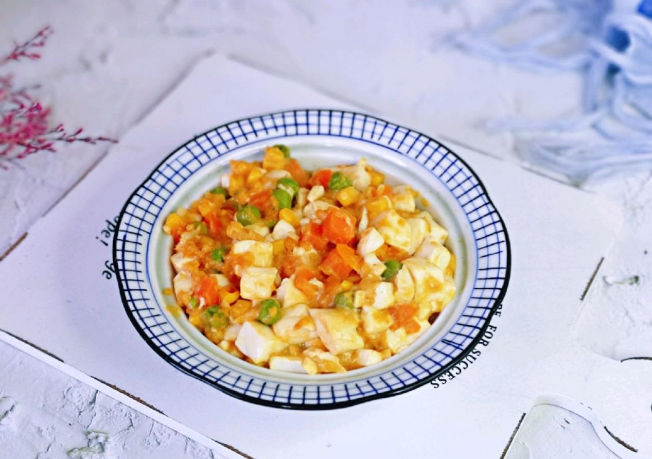 自制咸蛋黄什锦豆腐鸭蛋黄咸香豆腐软糯吃着太过瘾了