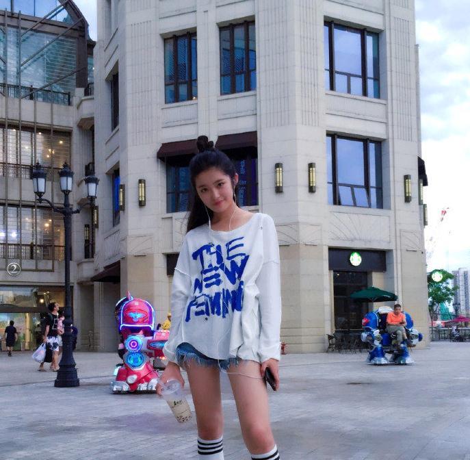 柴蔚街拍美照,少女风装扮清新可爱,长袜更是点睛之笔
