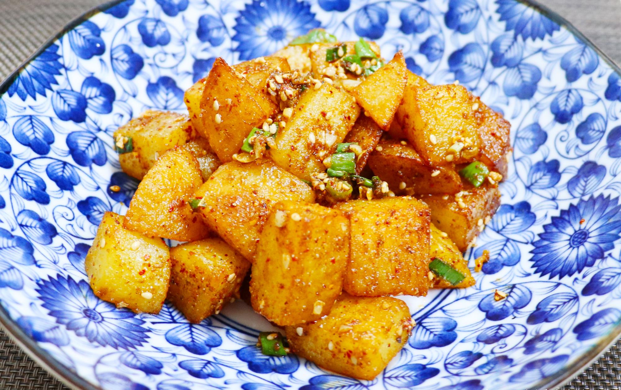 特殊时期不能出去吃烧烤,自制孜然香辣土豆解馋