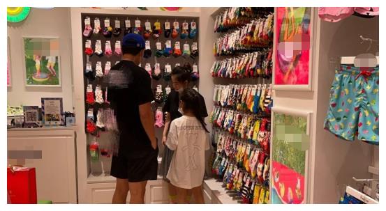 贾乃亮买零食接女儿,8岁甜馨大长腿瞩目,蹦跳上车见爸爸超开心休闲区蓝鸢梦想 - Www.slyday.coM 贾乃亮买零食接女儿,8岁甜馨大长腿瞩目,蹦跳上车见爸爸超开心休闲区蓝鸢梦想 - Www.slyday.coM