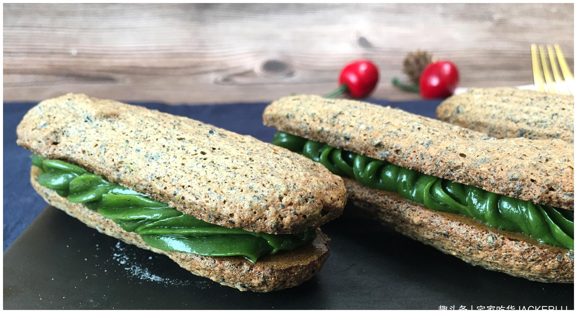 黑芝麻夹心饼干,酥脆饼干配上香浓奶油,淡淡清香,口感超级棒!