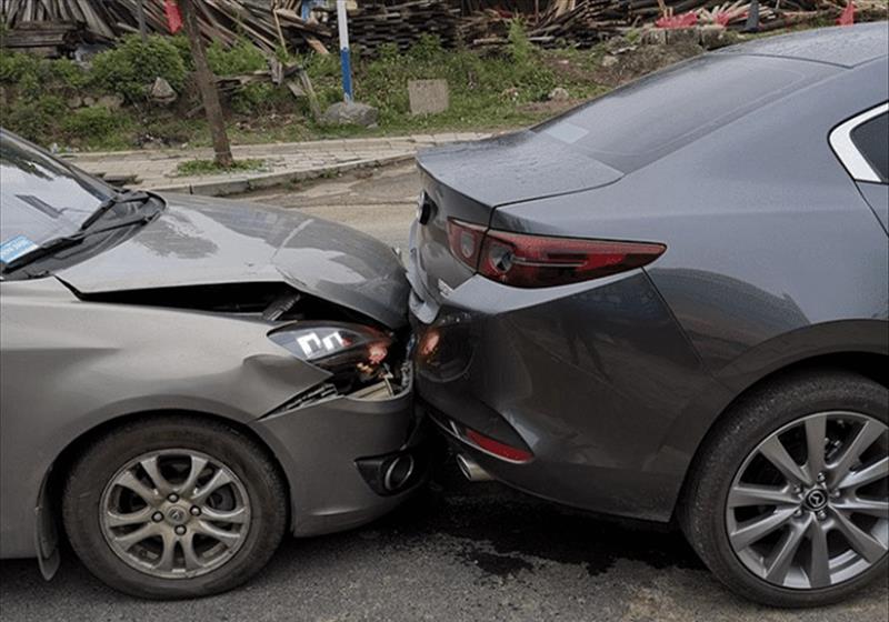 昂克赛拉被长安悦翔追尾看到现场后网友不愧是中保研满分