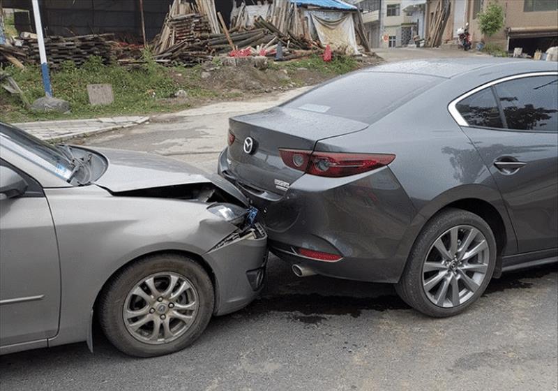 昂克赛拉被长安悦翔追尾看到现场后网友不愧是中保研满分