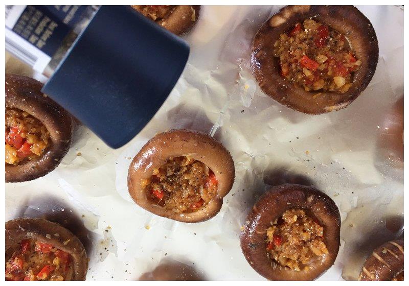 烤盘铺锡纸,将沾了油的香菇依次放在烤盘里. 步骤