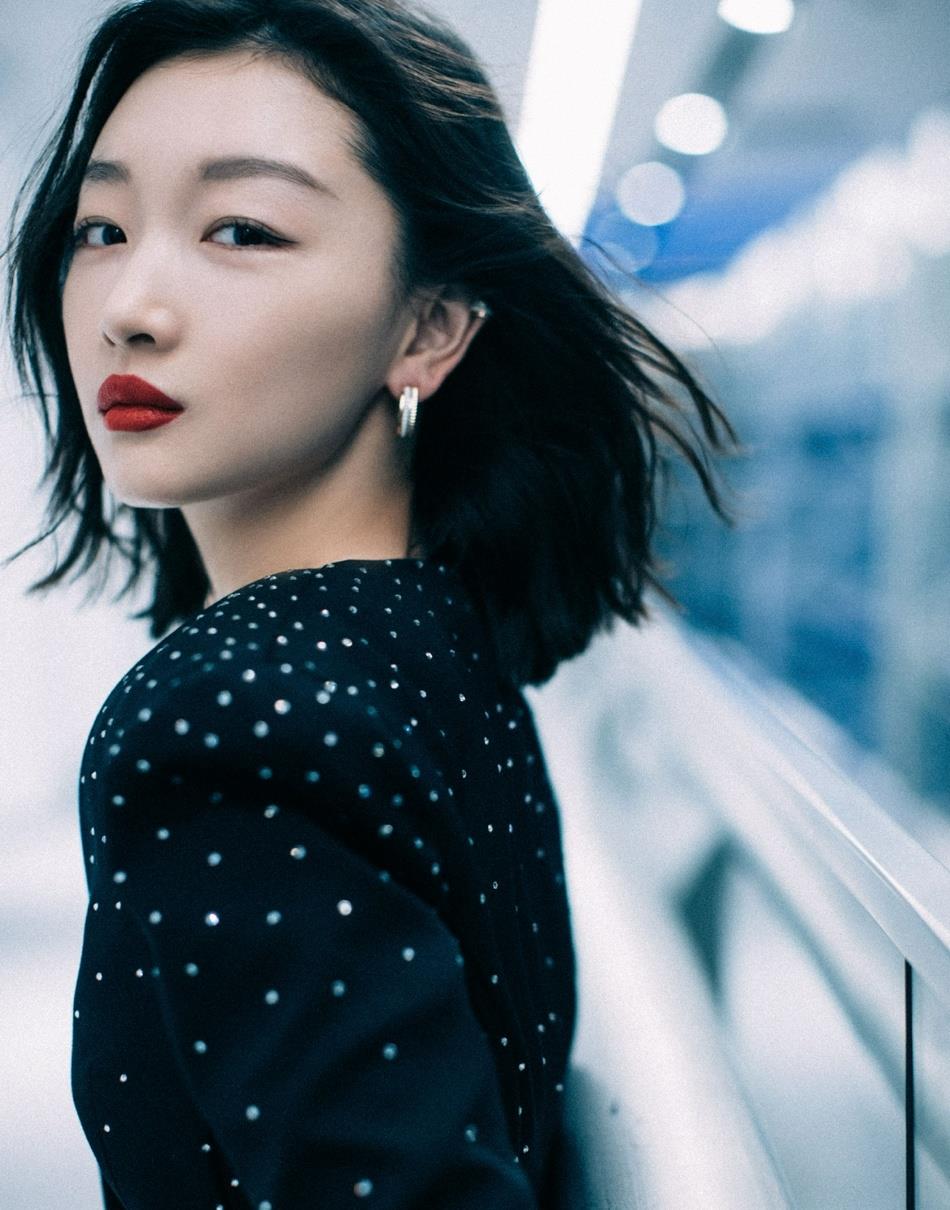 周冬雨穿黑色v领短裙发丝微乱氛围感十足