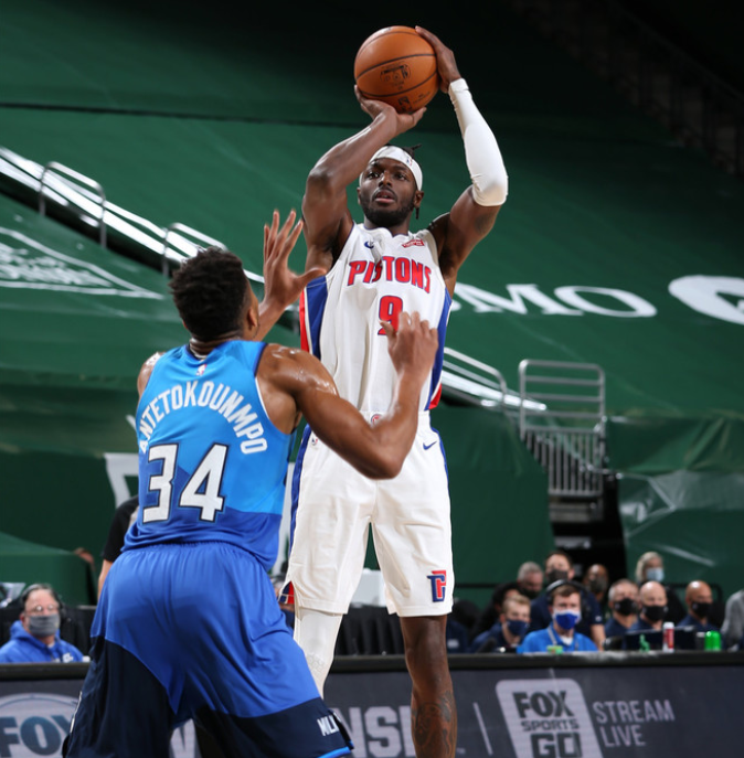 不过后面米德尔顿等人发挥是帮助雄鹿取得领先,后面活塞进攻状态一般