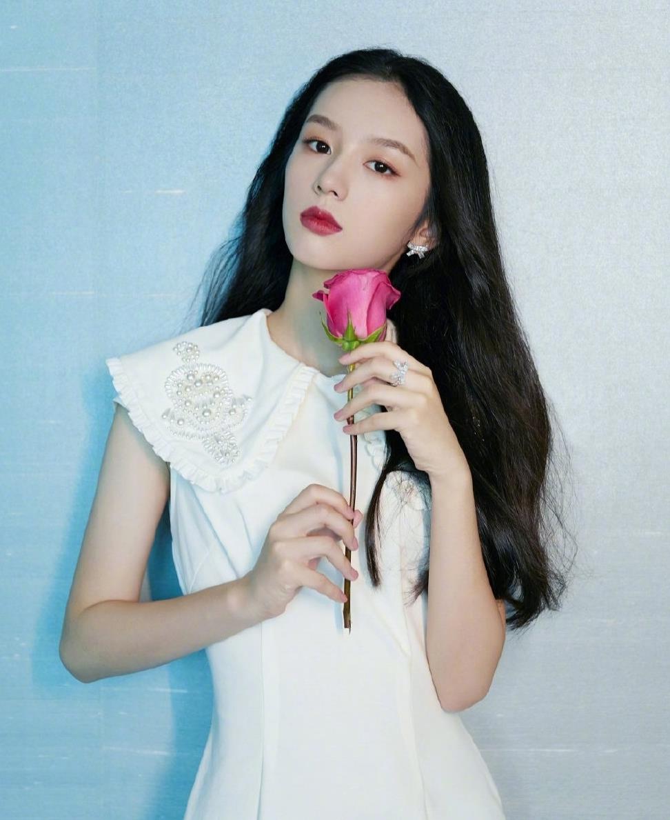 周也可塑性太强,穿白色娃娃领衬衫清纯动人,颜值高就是任性