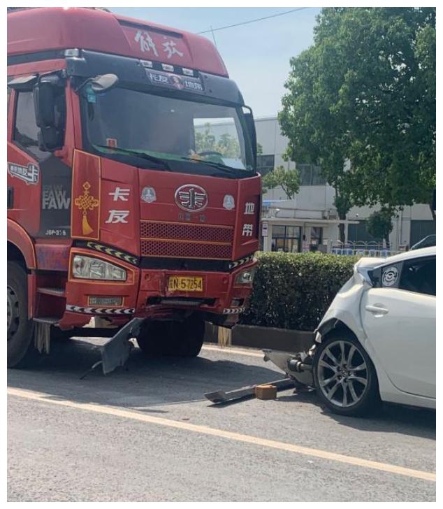 马自达阿特兹遭大货车严重追尾,三厢变成两厢,网友:真是赚到了