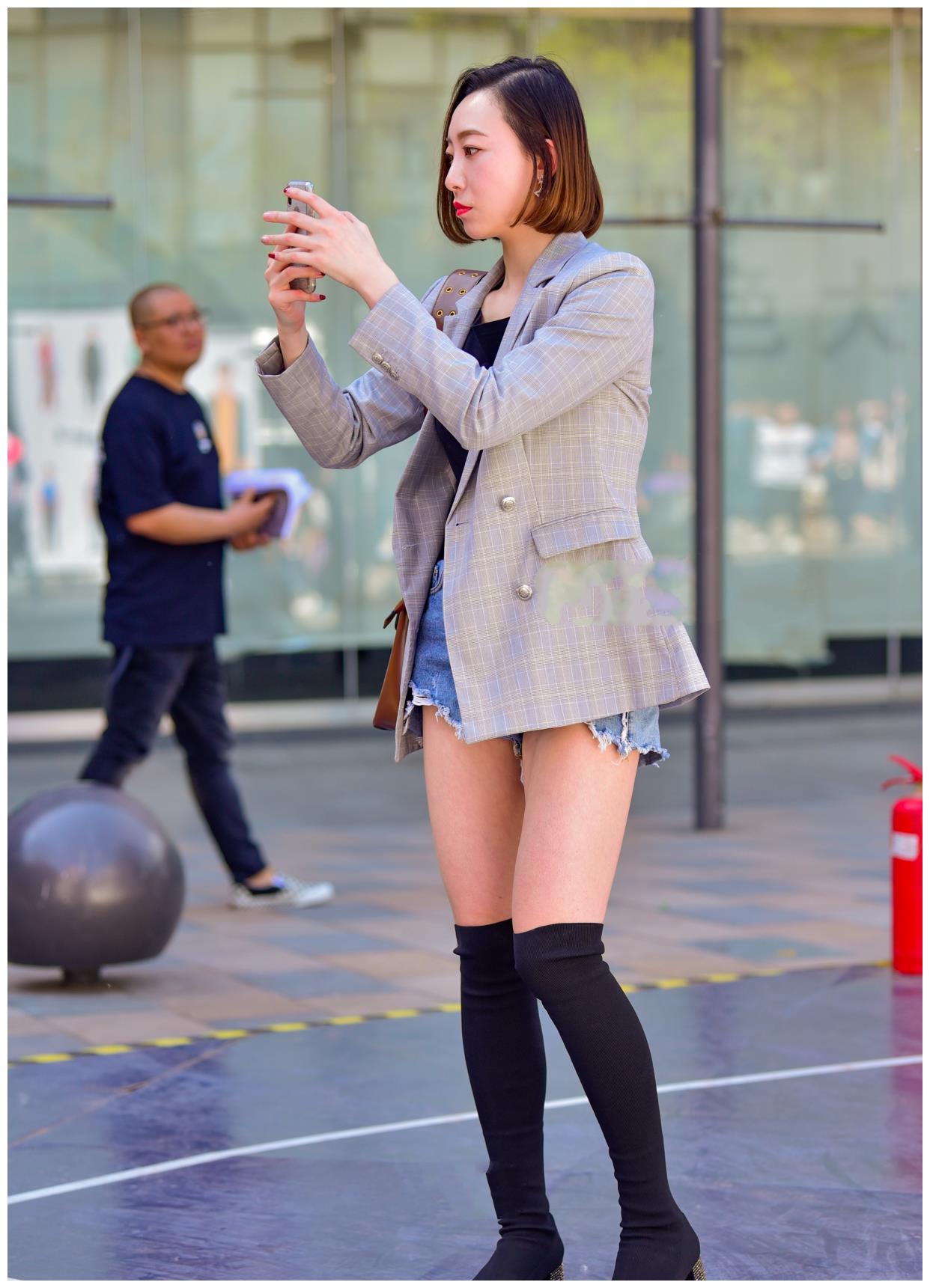 西装外套搭配黑色过膝靴,端庄个性,性感俏皮