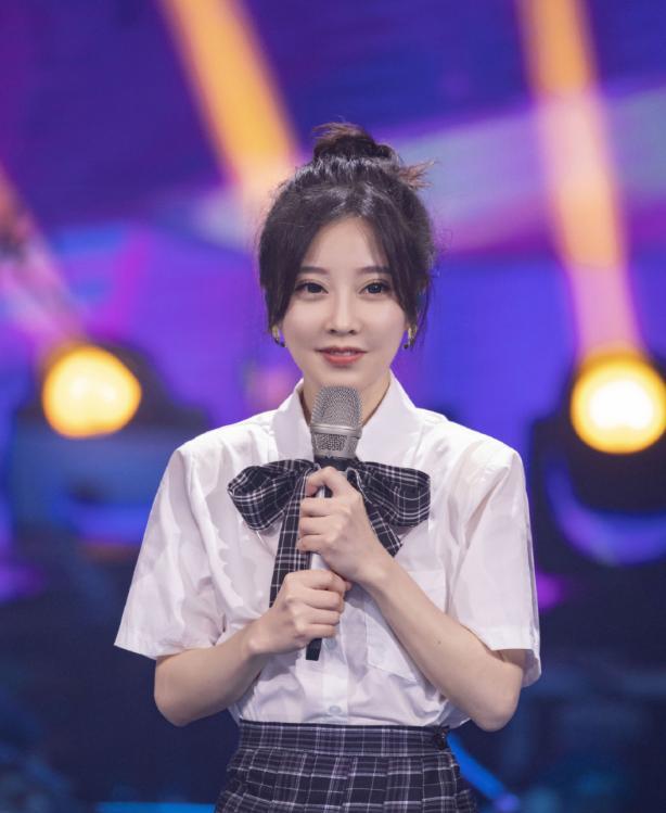 冯提莫穿"日式制服"原来这么好看,清纯可爱又稚嫩,太像学生