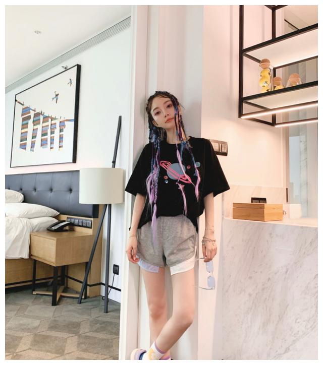 李小璐扎脏辫露肚脐秀美腿,热爱嘻哈风格又惹网友非议