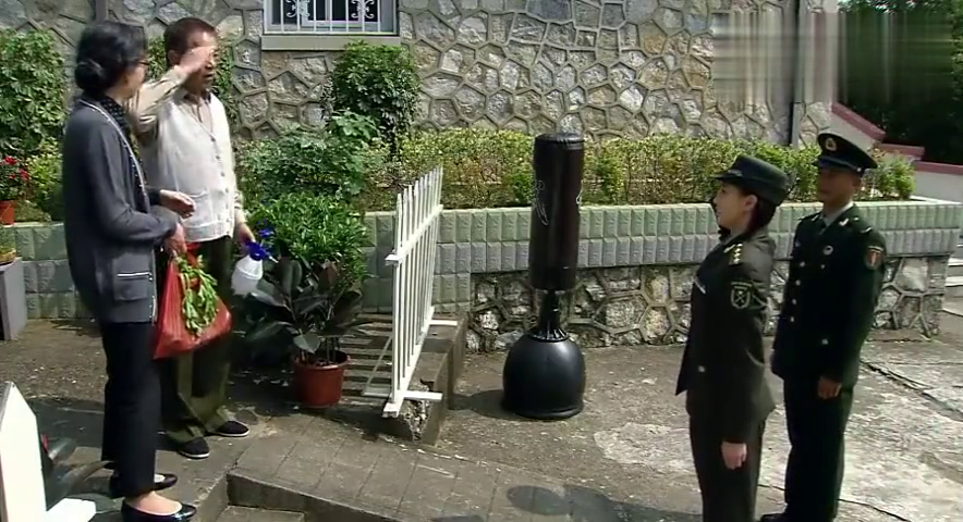 唐心怡向何晨光奶奶问好,场面如此尴尬