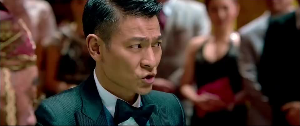 赌桌上全是老千,刘德华打开牌一看,没想到全是红中!