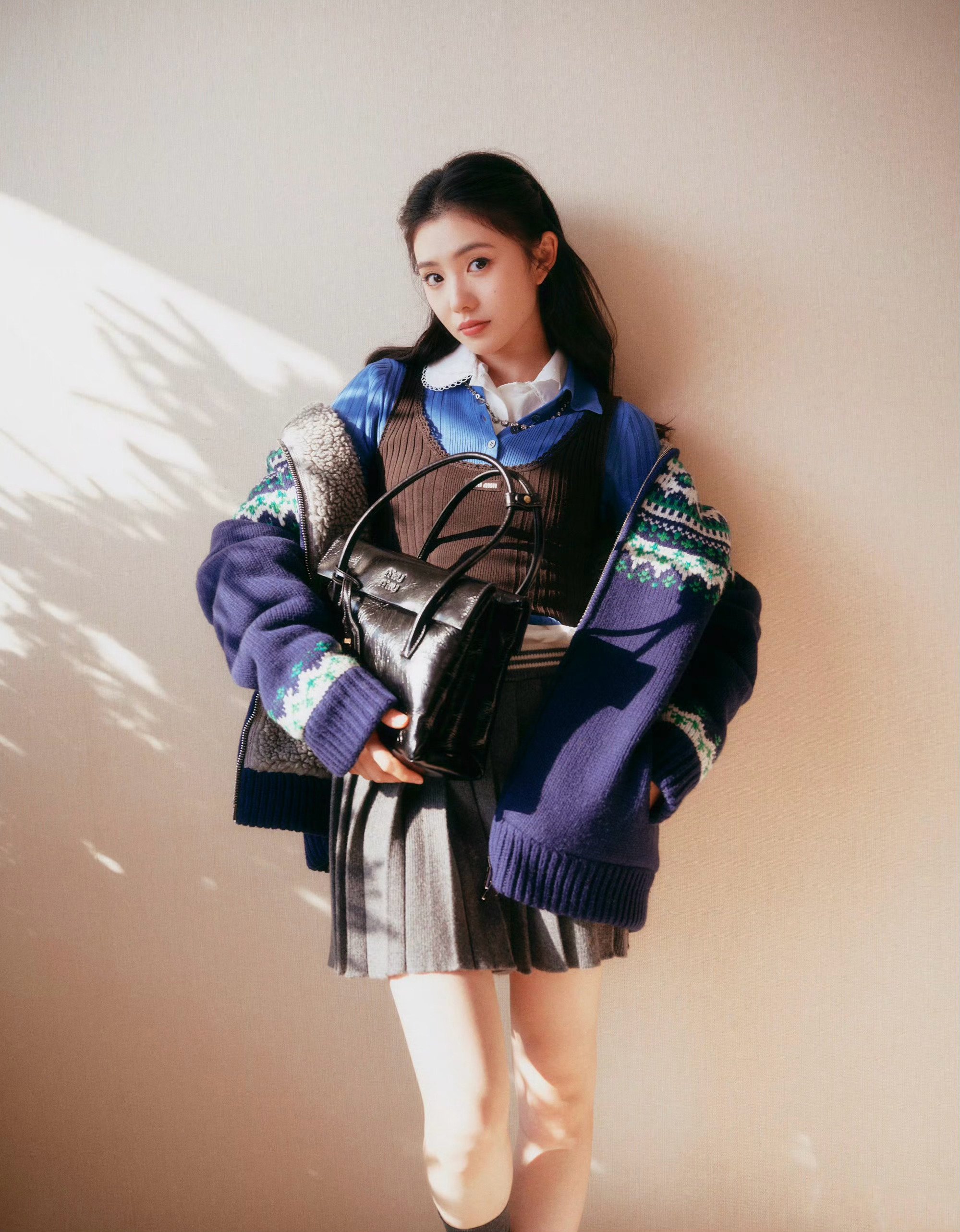 刘浩存演绎 Miu Miu 2025 假日系列，轻盈而有节奏