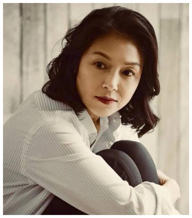 张凤妮:29岁嫁豪门生三女,今被丈夫独宠22年,51岁成人生赢家