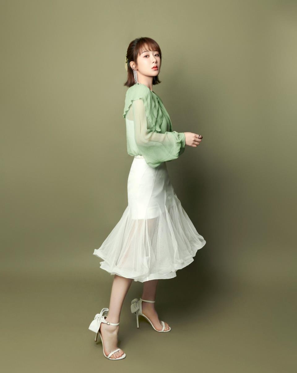 杨紫越来越时尚软萌少女感靠刘海条纹衫搭牛仔裤自然清新