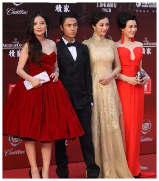 赵薇同框杨幂主要还是输在了身材上她肩膀宽厚显得人也壮一点