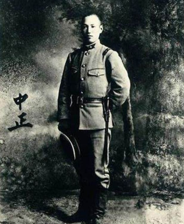 民国珍贵老照片 穿日本军服的蒋介石 中文 她 字发明者刘半农 民国珍贵老照片 穿日本军服的蒋介石 中文 她 字发明者刘半农